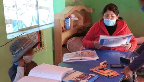 Maestra puneña viaja más de 60 kilómetros hasta lejana comunidad para dictar clases a domicilio. (Foto: Andina)