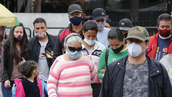 Un grupo de personas protegidas con tapabocas caminan en Bogotá (Colombia). (EFE/Mauricio Dueñas).