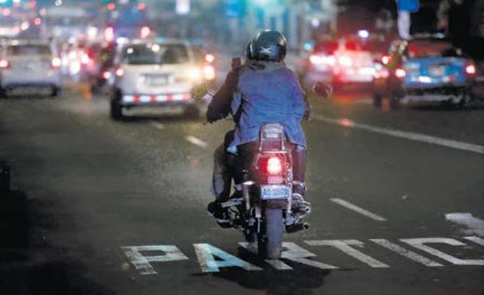 ‘Raqueteros’ en moto buscan a sus víctimas en medio del tráfico vehicular de Lima.