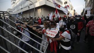 Manifestantes y policías se enfrentan en medio de bombas lacrimógenas | FOTOS Y VIDEO