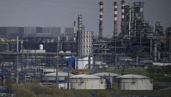 Una vista muestra la refinería de petróleo de Moscú del productor de petróleo ruso Gazprom Neft en las afueras del sureste de Moscú el 28 de abril de 2022. (Foto de Natalia KOLESNIKOVA / AFP)