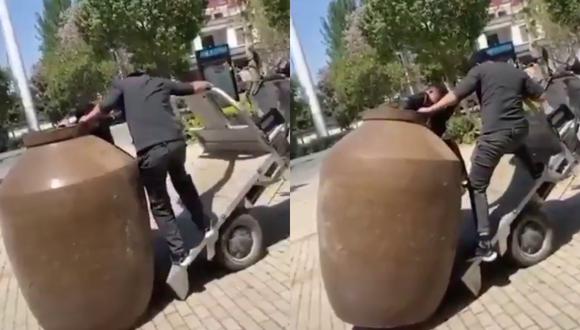 Un video viral muestra cómo la falta de planificación le jugó en contra a dos personas que intentaron mover una enorme vasija. | Crédito: @ActualidadRT / Twitter