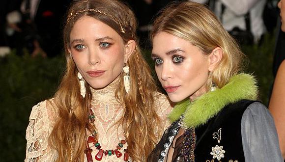 Mary-Kate y Ashley Olsen reaparecieron con tenebroso look para la sorpresa de sus fans. (EFE)