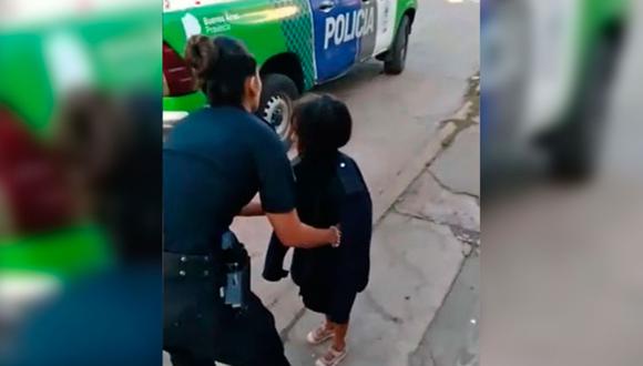 El momento en el que la menor de siete años es hallada por la policía. (Foto: Redes sociales / Policía de Argentina / Infobae)