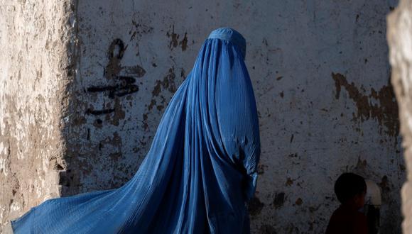 Los talibanes prometieron no ser tan radicales pero las mujeres ven sus libertades disminuir diario. (Foto:AFP)