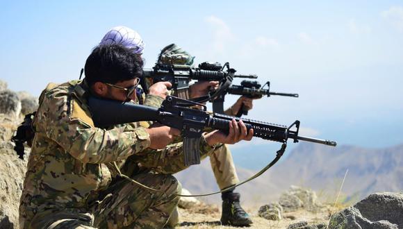 El movimiento de resistencia afgano y las fuerzas del levantamiento anti-talibanes toman posiciones mientras patrullan en la cima de una colina en el valle de Panjshir. (Ahmad SAHEL ARMAN / AFP).