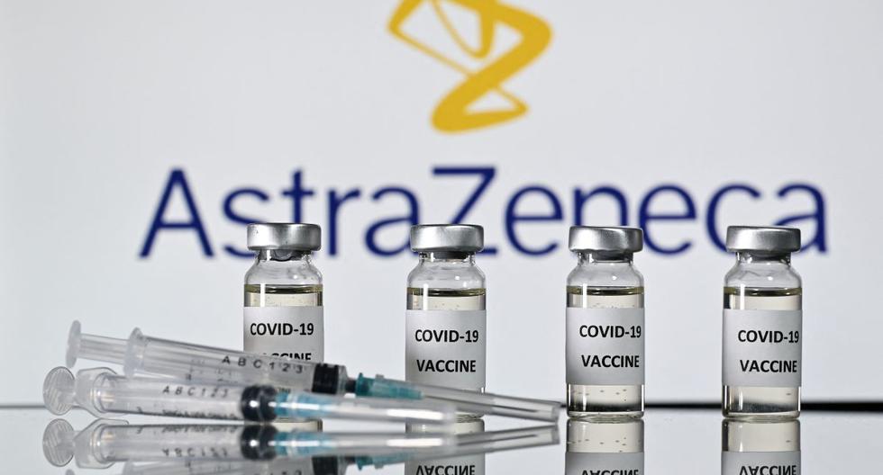 Una imagen ilustrativa muestra viales con adhesivos de vacuna COVID-19 y jeringas con el logotipo de la compañía farmacéutica británica AstraZeneca, el 17 de noviembre de 2020. (JUSTIN TALLIS / AFP).