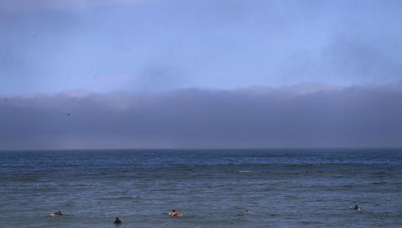 Extraña nube frente al litoral limeño se apreció a lo largo de la Costa Verde. (Foto: Hugo Curotto  / @photo.gec)