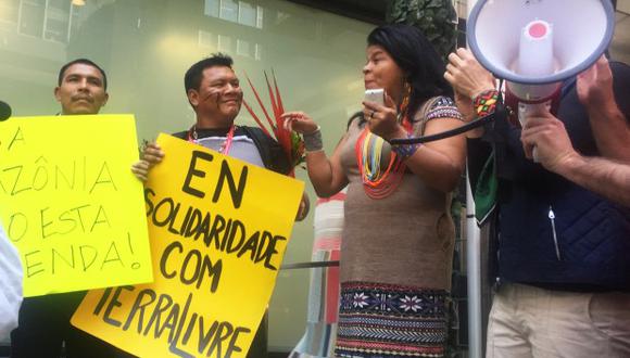 Activistas se manifiestan en Nueva York para expresar solidaridad con la resistencia indígena y con "Terra Livre", la movilización indígena nacional en Brasilia. (Foto: AFP)