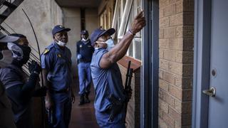 Sudáfrica: Policía dispara con balas de goma para hacer respetar el confinamiento 