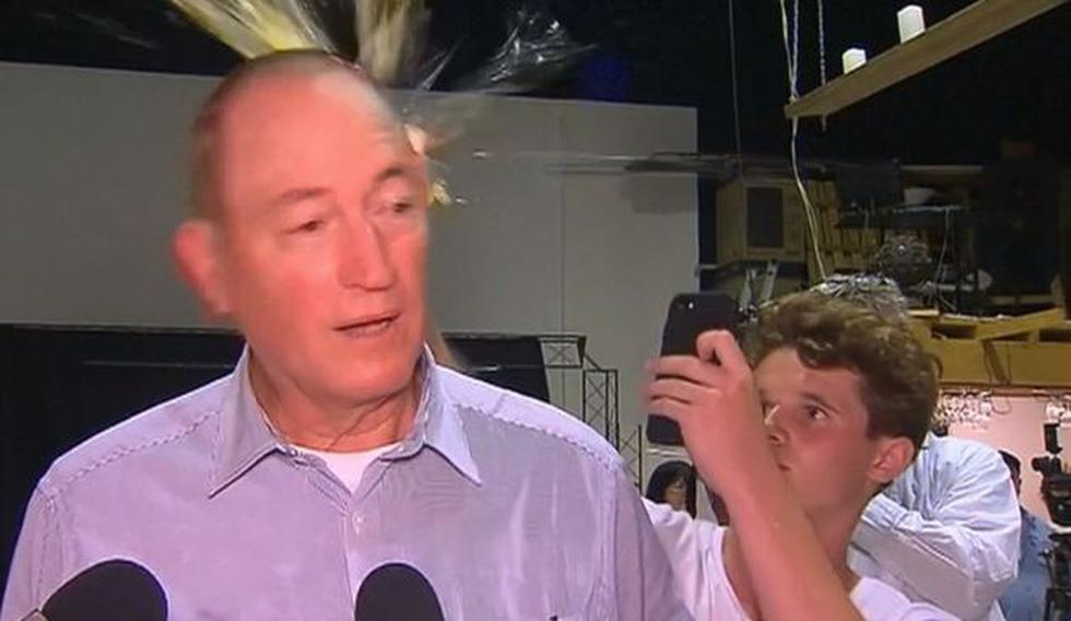 Senador australiano ultraderechista se enfurece por el huevo que le reventaron en la cabeza. (Twitter)