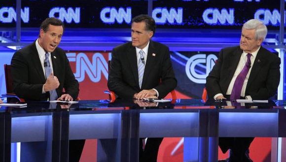 FAVORITO. Mitt Romney, al centro, rodeado de sus dos rivales. (AP)