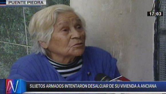 Anciana casi fue desalojada de su casa en Puente Piedra por 20 matones contratados por sus hijos. (Captura de TV)