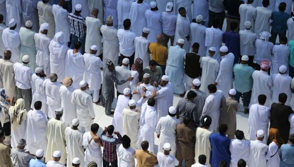 Musulmanes se reúnen alrededor de la Kaaba, el santuario más sagrado del Islam, en Arabia Saudita, mientras amigos y familiares del periodista saudí Jamaal Khashoggi participan en la oración fúnebre. (Foto: AFP)