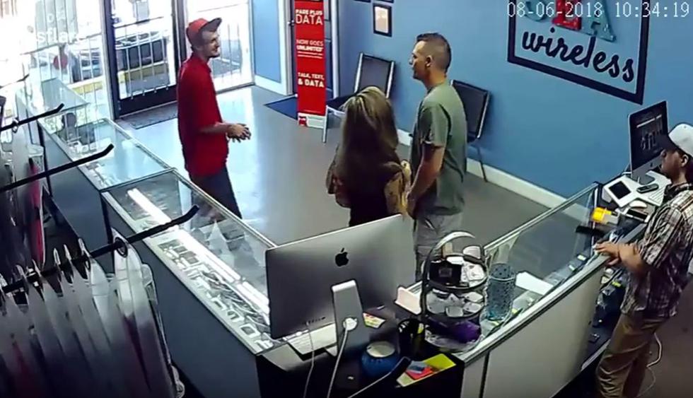 La pareja estaba conversando con el encargado de la tienda cuando el novio notó el accionar del sujeto. (YouTube: NewsTube)