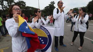 Médicos venezolanos llegaron hasta la frontera con Colombia para pedir el paso de ayuda humanitaria
