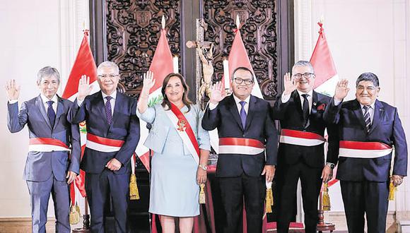 NUEVO AIRES. Presidenta, premier y los cuatro nuevos ministros del gabinete.