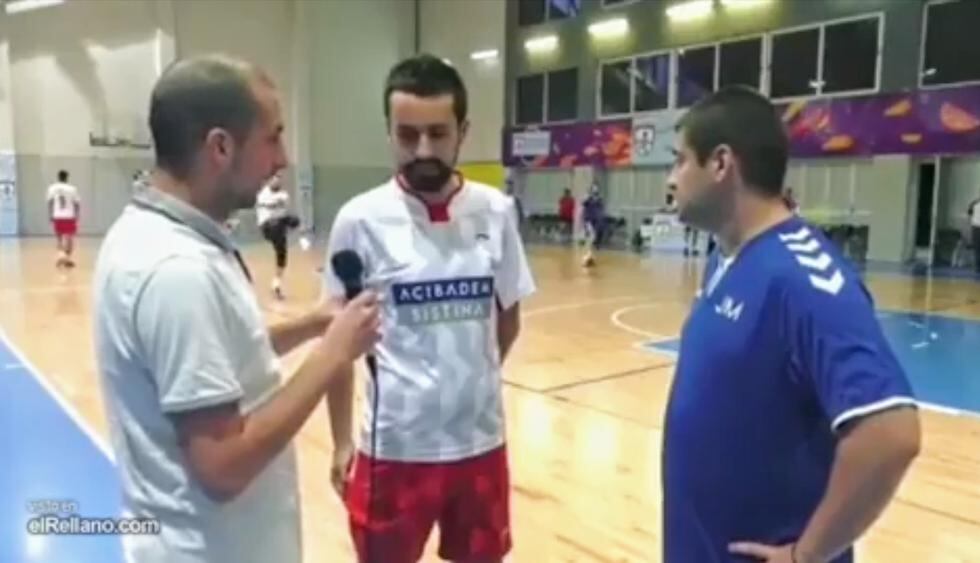 Reportero sufrió desafortunado incidente cuando entrevistaba a dos futbolistas en cancha de juego. (YouTube)