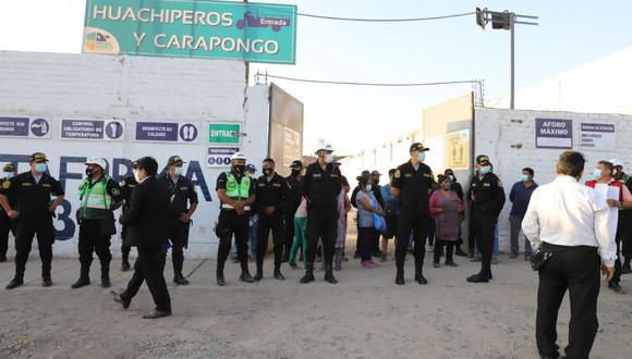 En los exteriores del mercado Tierra Prometida se ubicaron agentes de la Policía para intervenir ante cualquier incidente. (Foto: Municipalidad de Santa Anita)