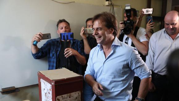 El aspirante a la presidencia de Uruguay del Partido Nacional (PN), Luis Lacalle Pou, votó en la ciudad de Canelones, Montevideo. (Fuente: EFE/Federico Anfitti)
