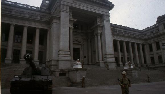 El autogolpe perpetrado por el expresidente Alberto Fujimori se perpetró el 5 de abril de 1992. En la imagen se observa el Palacio de Justicia custodiado por militares. (Foto: Archivo Histórico GEC)