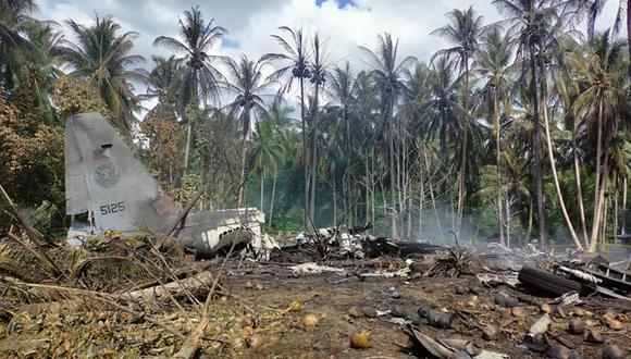 En esta foto del folleto tomada el 4 de julio de 2021 y recibida de la Fuerza de Tarea Conjunta Militar de Filipinas-Sulu (JTF-Sulu), se desprende humo de los restos de un avión de transporte C-130 de la Fuerza Aérea de Filipinas después de que se estrelló cerca del aeropuerto en la ciudad de Jolo. , Provincia de Sulu en la isla sureña de Mindanao. (Foto de Handout / Joint Task Force-Sulu / AFP)
