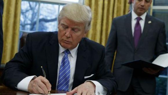 Donald Trump, firmó una orden ejecutiva para retirar a su país del Acuerdo Transpacífico (Reuters)