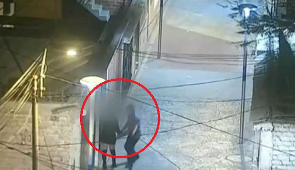 Cámaras captaron a sujeto atacando a muchacha en Ventanilla. (Captura/AméricaTV)