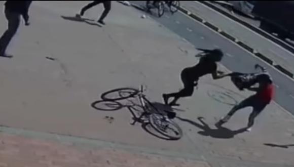El clip del video muestra cómo la mujer corre hacia el hombre y lo sorprende saltando sobre su espalda para abordarlo y recuperar lo robado. (Foto: captura de video)