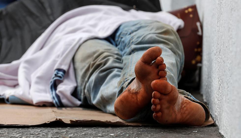 Un hombre sin casa duerme en las calles. Al igual que él, hay más de 24 mil personas que buscan cobijo todas las noches. (EFE).