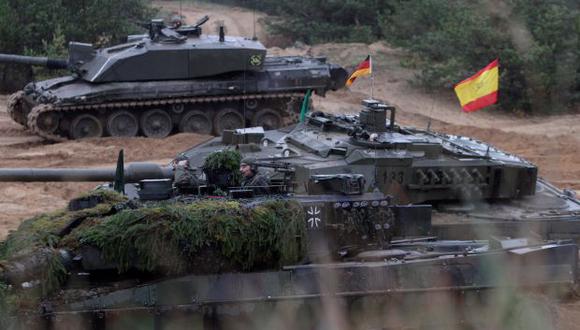 Soldados polaco con taques PT-91 Twardy, soldados españoles con tanques Leopard y soldado alemanos con tanques Leopard, participan en un ejercicio de artillería de las naciones con mayor presencia en la OTAN. (Foto: EFE)