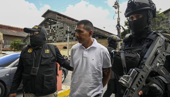 Felipe Diego Alonzo, presunto integrante de una red de trata de personas, es escoltado por la Policía luego de ser arrestado, afuera del Palacio de Justicia en Ciudad de Guatemala, el 2 de agosto de 2022. (Foto de Johan ORDONEZ / AFP)