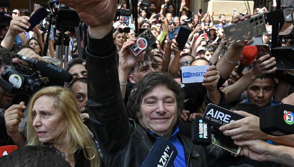El candidato de La Libertad Avanza (ultraderecha) a la Presidencia de Argentina, Javier Milei, llega a votar en la Universidad Tecnológica Nacional. (Foto: Luis ROBAYO / AFP)
