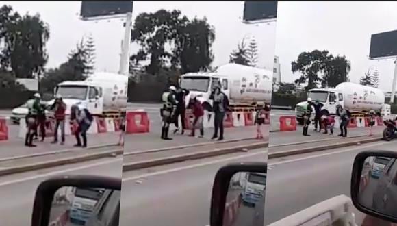 Twitter: Policía pone a hacer ejercicios a motociclistas que invadieron carril exclusivo de Panamericanos. (Twitter/@michelromero)