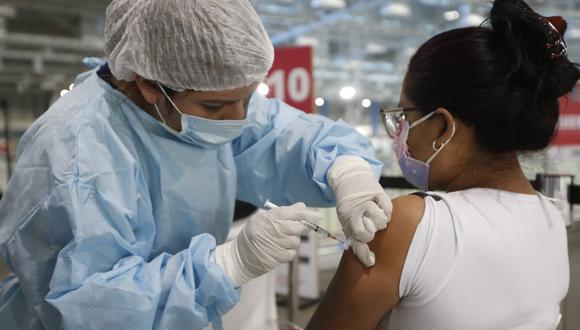 El Ministerio de Salud anunció que decidió comenzar la vacunación de personas a partir de los 27 años. (Foto: Jorge Cerdan/@photo.gec)