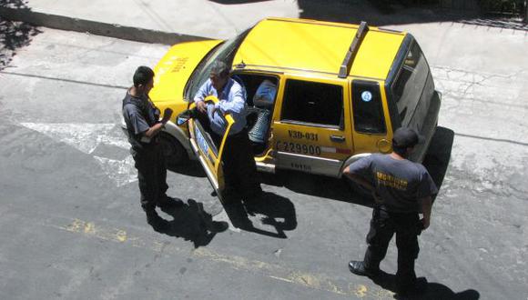 EN LA MIRA. Se complica la situación del efectivo policial que fue grabado tomando en un taxi. (Gabriel Centeno)