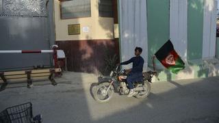 Desafían a los talibanes ondeando la bandera afgana el Día de la Independencia [FOTOS]