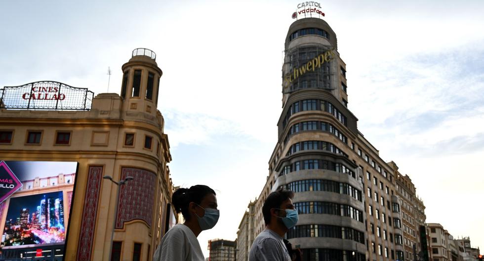 España reportó 232.555 casos de coronavirus. Imagen referencial de personas caminando con máscaras faciales en Madrid, el 4 de mayo de 2020. (AFP / Gabriel BOUYS).