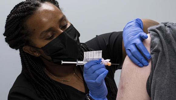 En esta imagen del miércoles 31 de marzo de 2021, Cole Smith recibe la vacuna contra el COVID-19 de Moderna. (AP Foto/Ben Gray, Archivo).