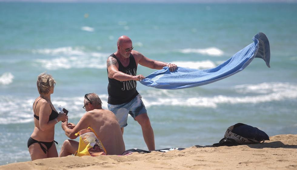Turistas alemanes llegan el lunes 15 de junio de 2020 a la playa de Palma de Mallorca, España. (AP/Joan Mateu).