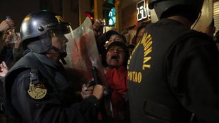 Policías y profesores se enfrentaron en la avenida Abancay por protestas [FOTOS Y VIDEO]