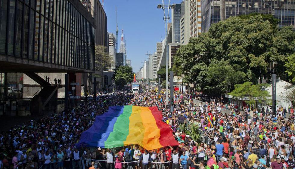 Multitudinaria marcha de la comunidad homosexual, en la 18 edición de la Parada del Orgullo Gay en la avenida Paulista de Sao Paulo. (EFE)