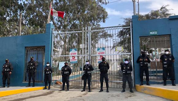 Policía y Ejército ya se encuentran en la zona custodiando las puertas de ingreso. (Andina)