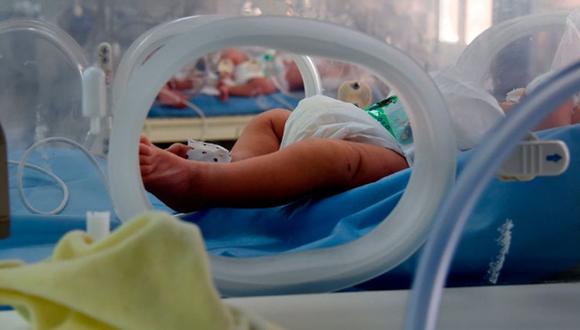 La bebé está al cuidado ahora de su tía, que la está amamantando, y de su padre. (Foto referencial: AFP)