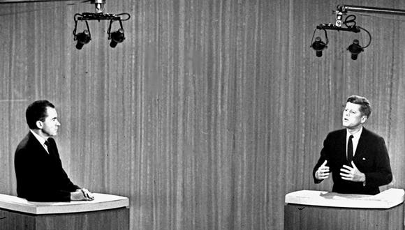 Oct. 21, 1960, El senador John F. Kennedy, habla y el vicepresident Richard M. Nixon escucha durante el cuarto debate presidencial desde un estudio de Nueva York. Las elecciones presidenciales de 1960 ofrecieron los primeros debates nacionales televisados. (AP Photo, File)