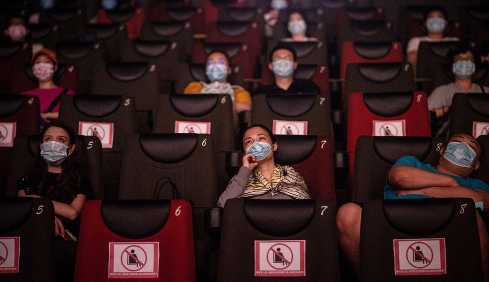 Esta foto tomada el 20 de julio de 2020 muestra a las personas que miran una película en Wuhan, en la provincia central de Hubei de China. (AFP / STR).