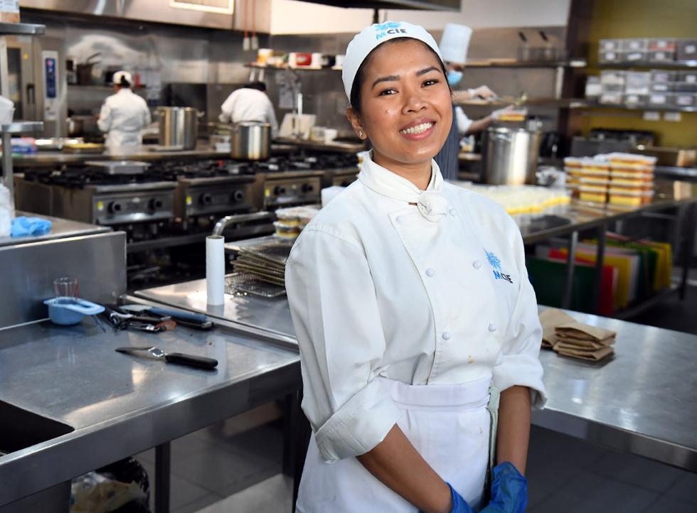 La foto muestra a la chef voluntario y estudiante internacional Laarni Byrne, de Filipinas, en el Instituto de Educación de la Ciudad de Melbourne (MCIE), durante la producción de más de 900 comidas semanales gratuitas disponibles para estudiantes internacionales. (William WEST / AFP)