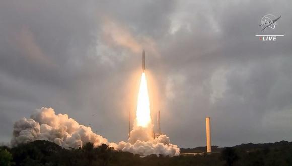 En esta imagen fija de una transmisión de televisión de la NASA, el cohete Ariane 5 de Arianespace con el telescopio espacial James Webb de la NASA. (Foto: NASA TV / AFP)