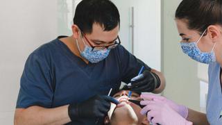 Dentista dañaba a propósito los dientes de sus pacientes para que volvieran a su consultorio