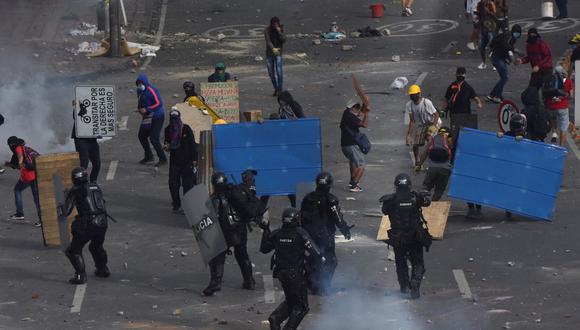 Manifestantes se enfrentan con miembros del Escuadrón Móvil Antidisturbios (ESMAD) durante las protestas en Cali, Colombia. (EFE/ Ernesto Guzmán Jr).